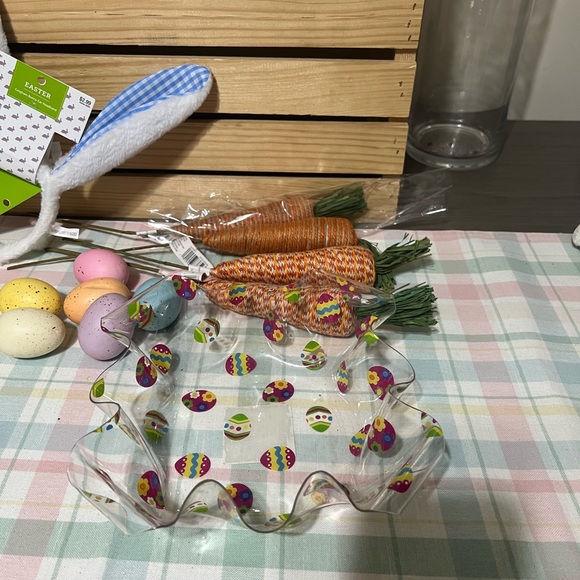 Assorted Easter Decorations - Picture 2 of 6